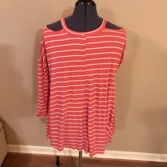 Shoulder peek, v-neck, 3/4 length top. - Picture 4 of 6